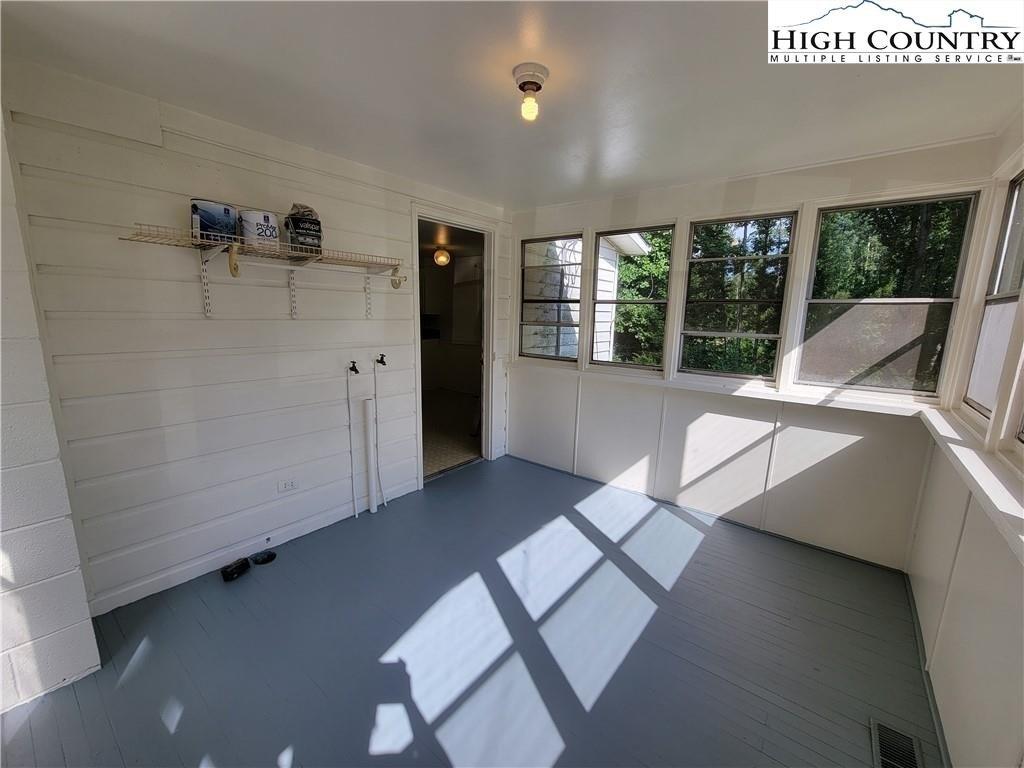 Thomas St, North Wilkesboro, NC 28659
