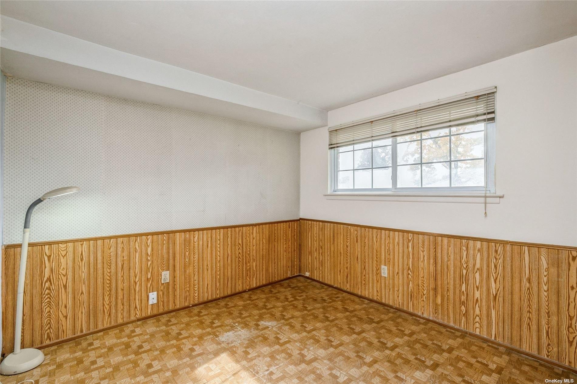 Seneca Dr, Commack, NY 11725