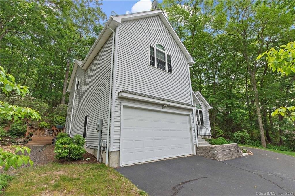 Yorkshire Dr, Waterford, CT 06385