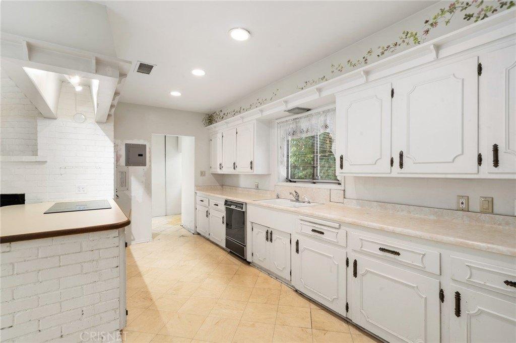 Leonora Dr, Woodland Hills, CA 91367