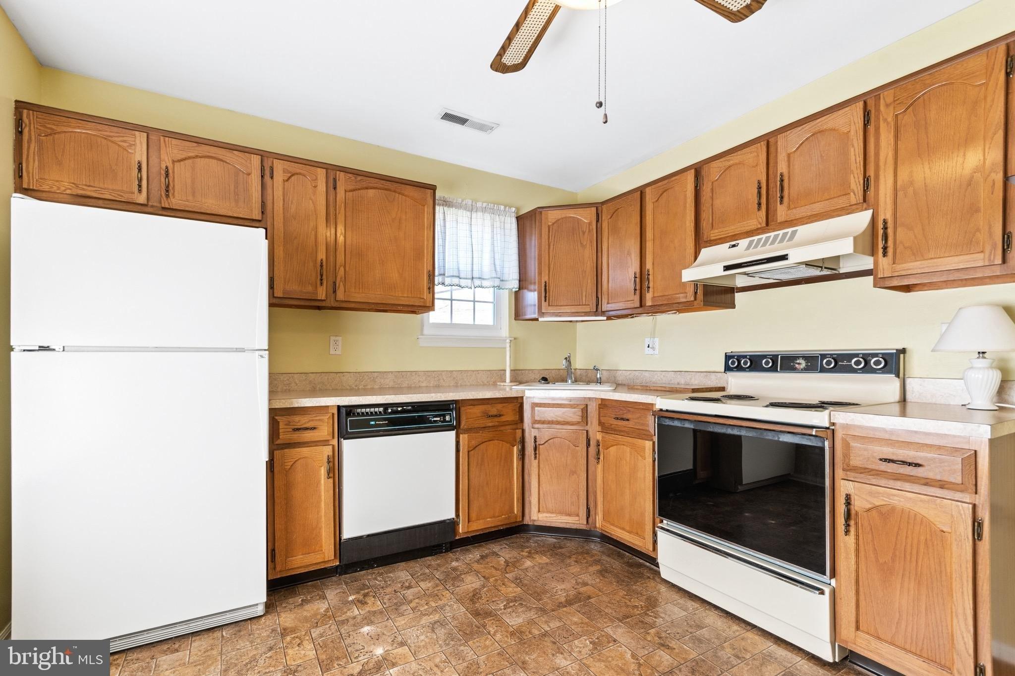 Knollwood Dr, Woodbury, NJ 08096