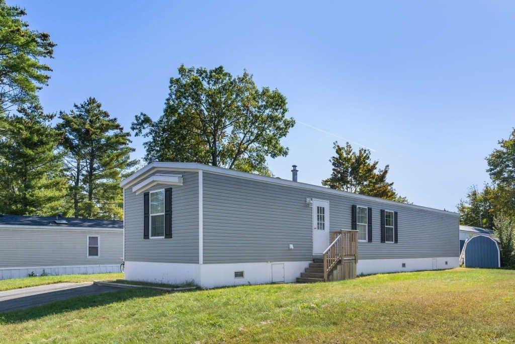 Holiday Ln, Standish, ME 04084