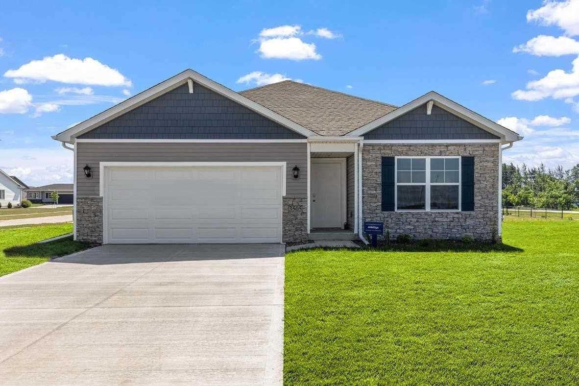 Anne Dr, Hiawatha, IA 52233