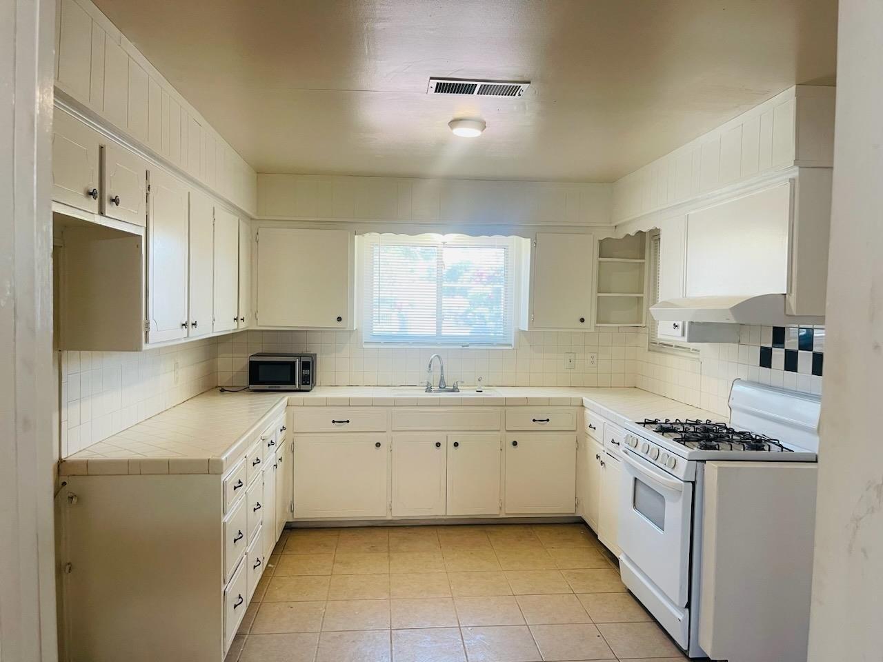 E Oleander Ave, Fresno, CA 93706