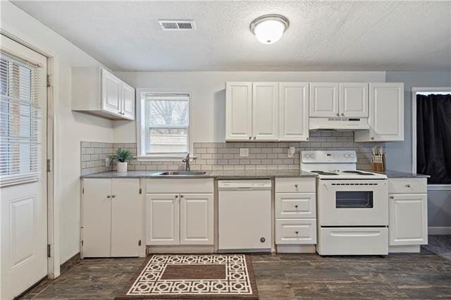 S Elm St, Pleasant Valley, MO 64068