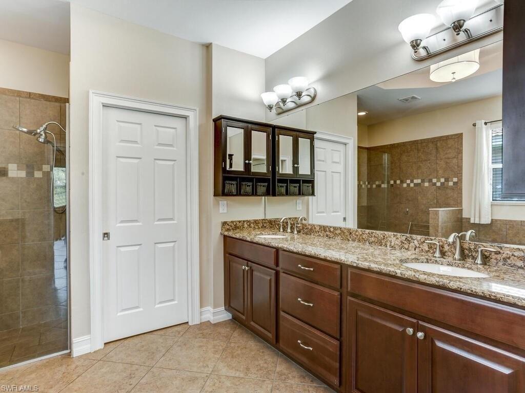 E Raphael Ln, Farmingdale, NJ 07727