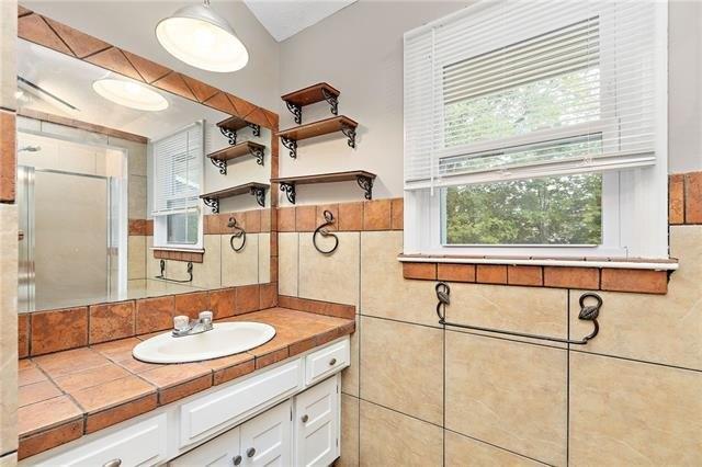Se Gingerbread Ln, Blue Springs, MO 64014