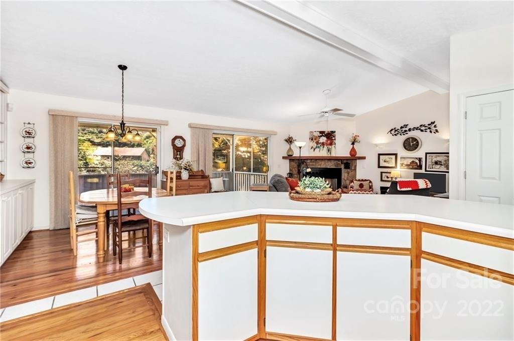 Sunflower Ln, Waynesville, NC 28785