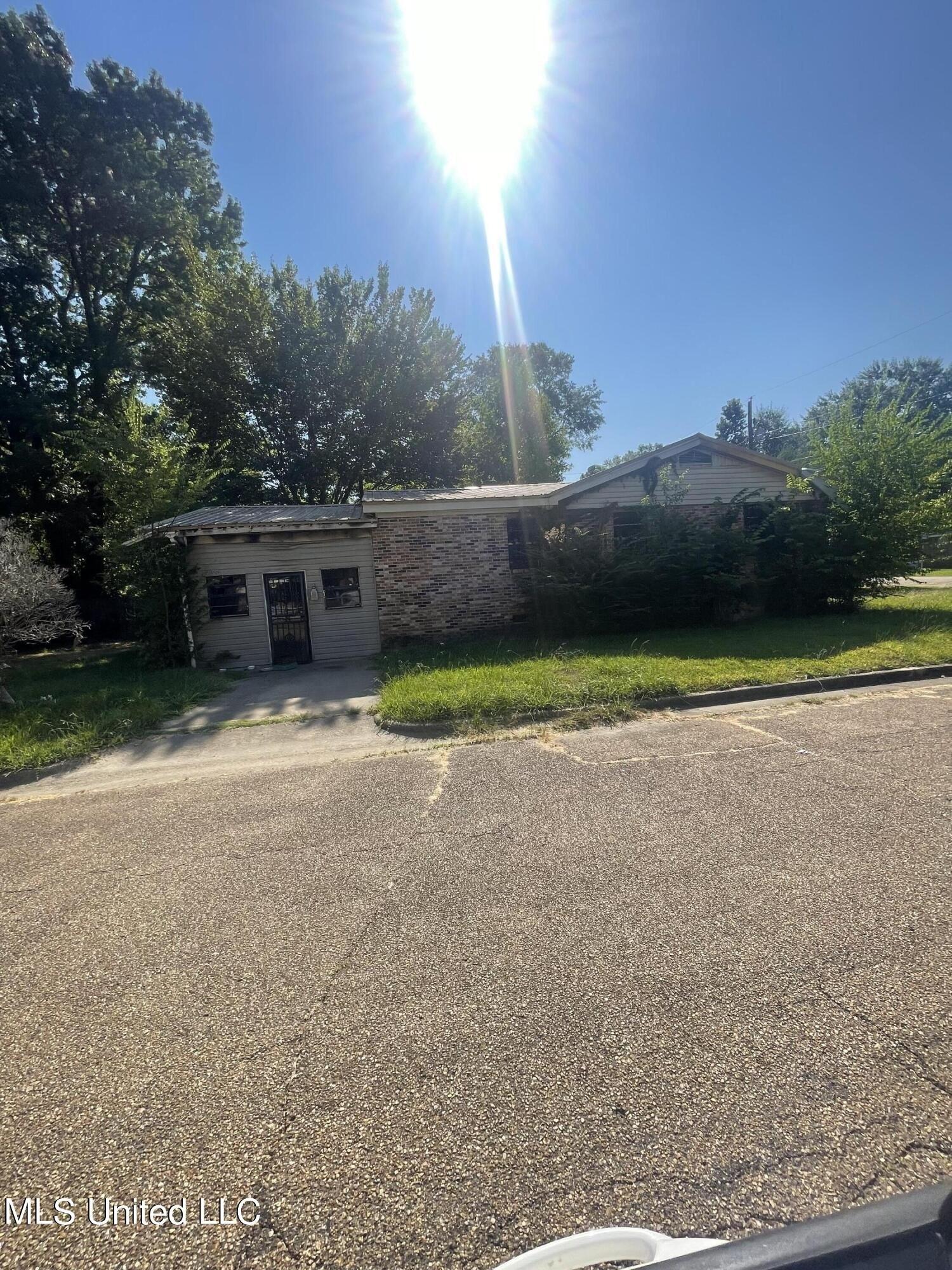 Oak Park Dr, Jackson, MS 39213