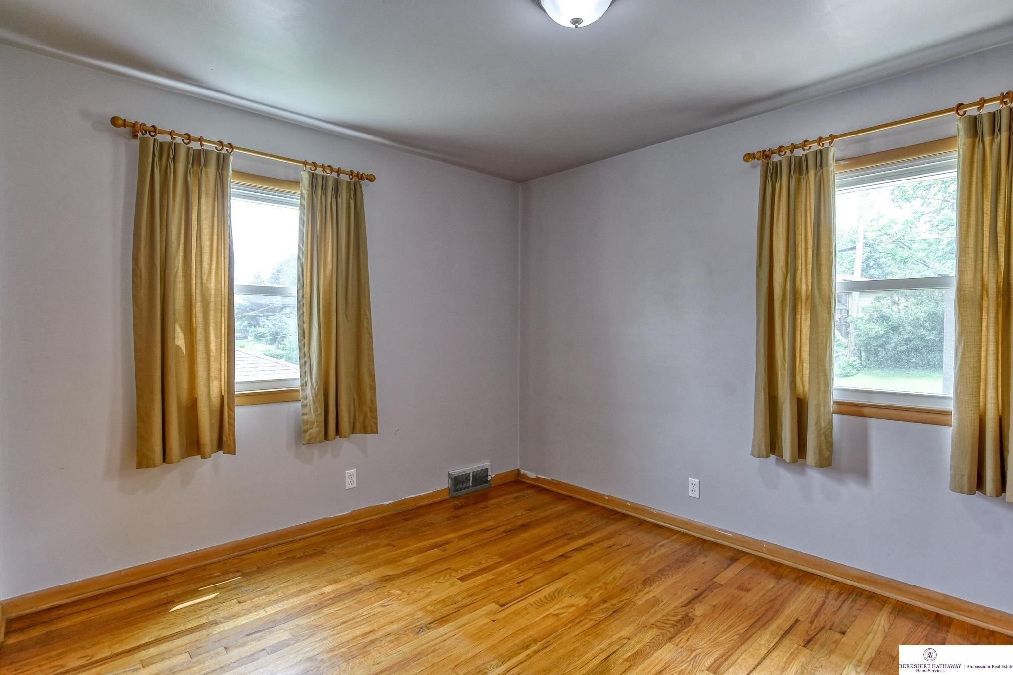 Grand Ave, Omaha, NE 68104