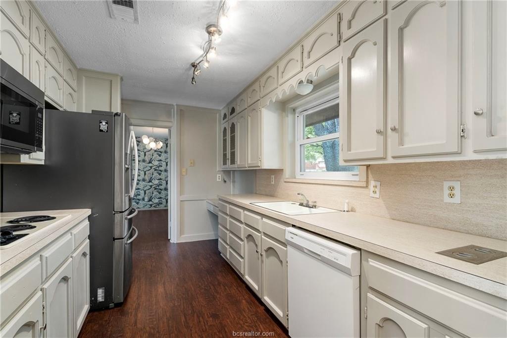 Towering Oaks Dr, Bryan, TX 77802