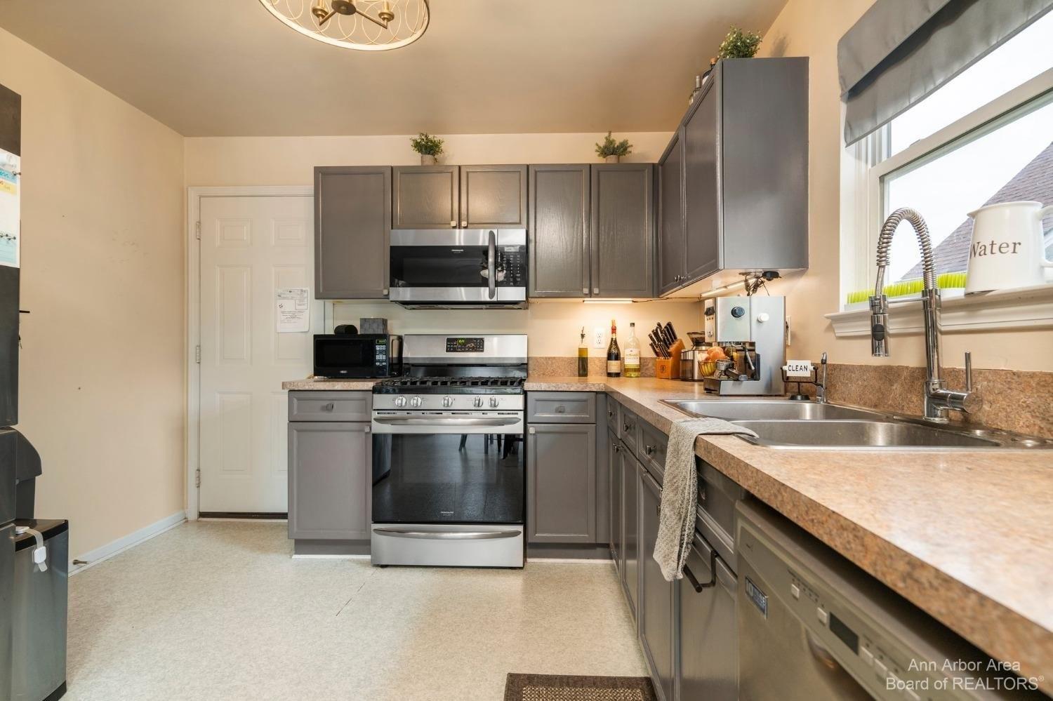 Lexington Cir, Dexter, MI 48130