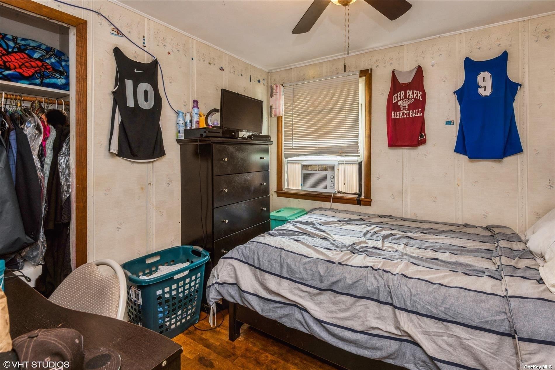 Oakland Ave, Deer Park, NY 11729