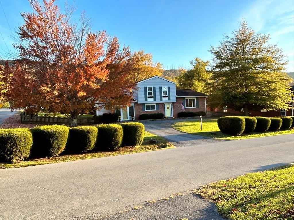 Fincastle Ln, Bluefield, VA 24605