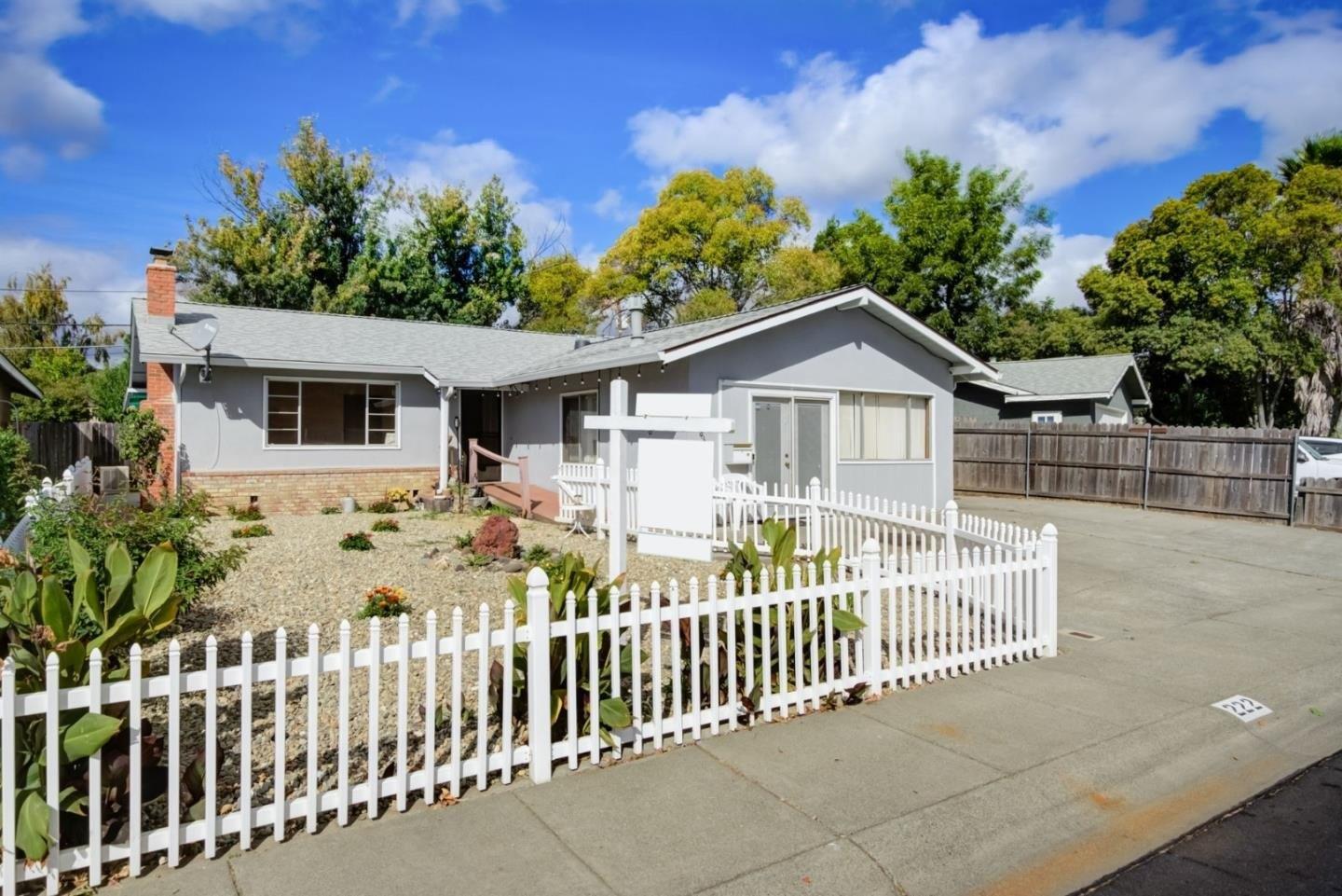 Plum St, Vacaville, CA 95688