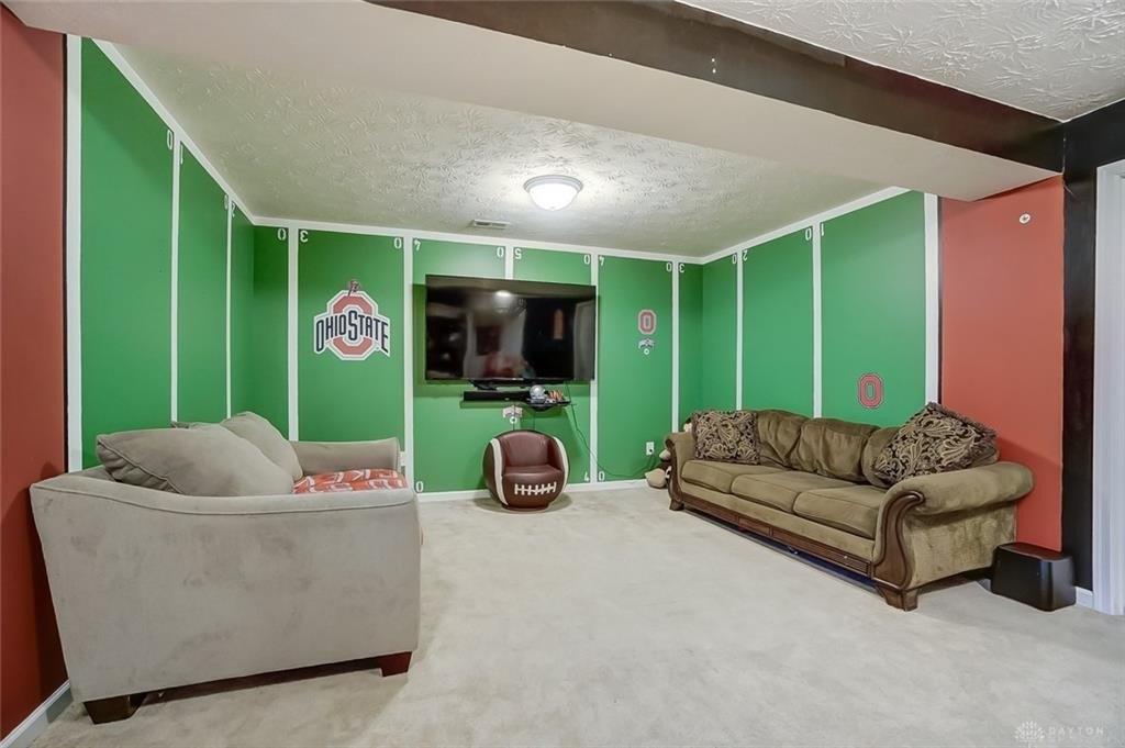 Artesian Ln, Fairborn, OH 45324
