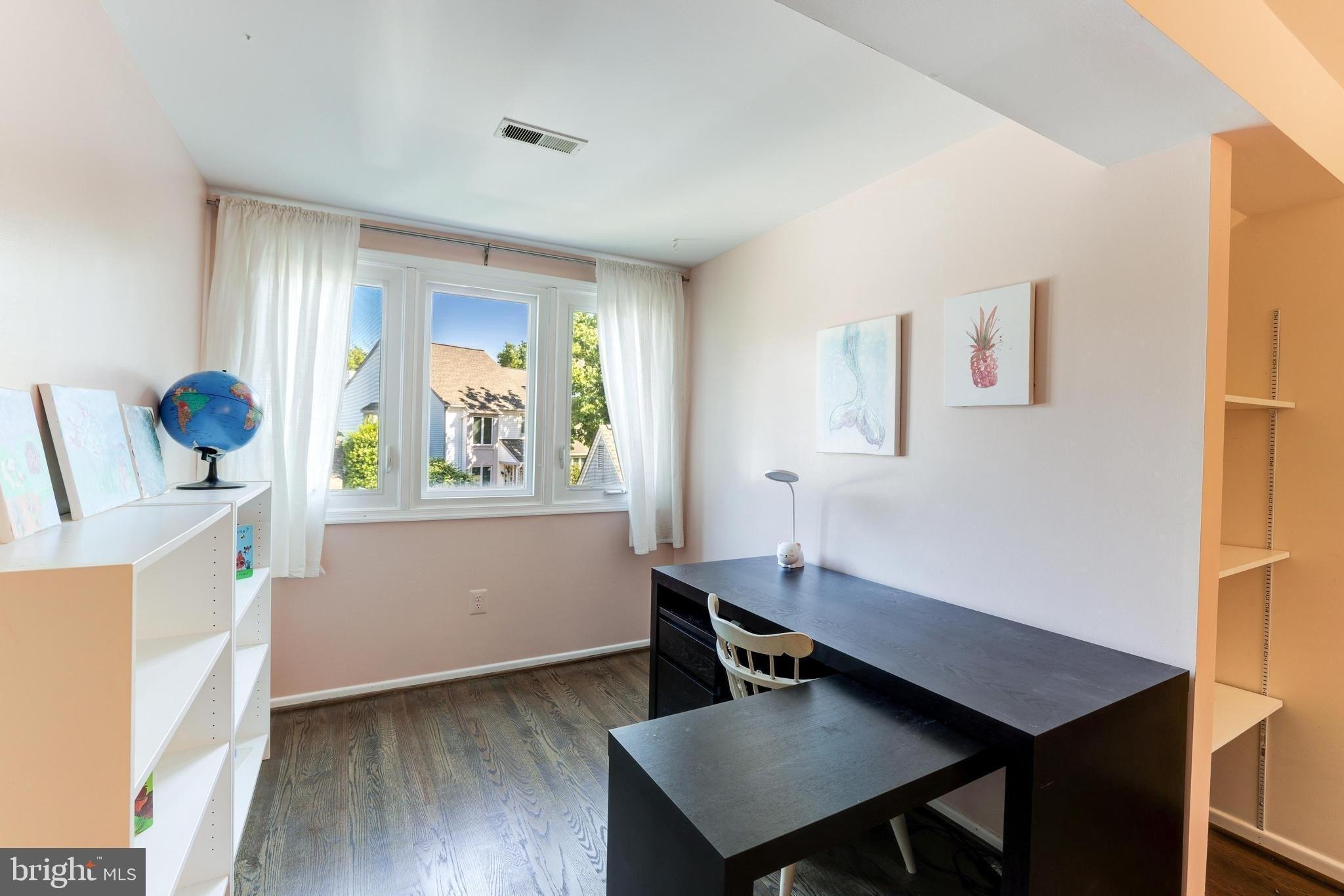 Alder Woods Ct, Fairfax, VA 22033