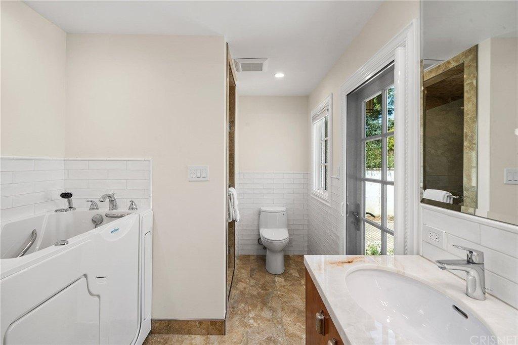 Collins St, Woodland Hills, CA 91367