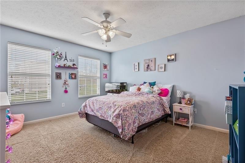 Williamsburg Dr, Elizabeth, PA 15037