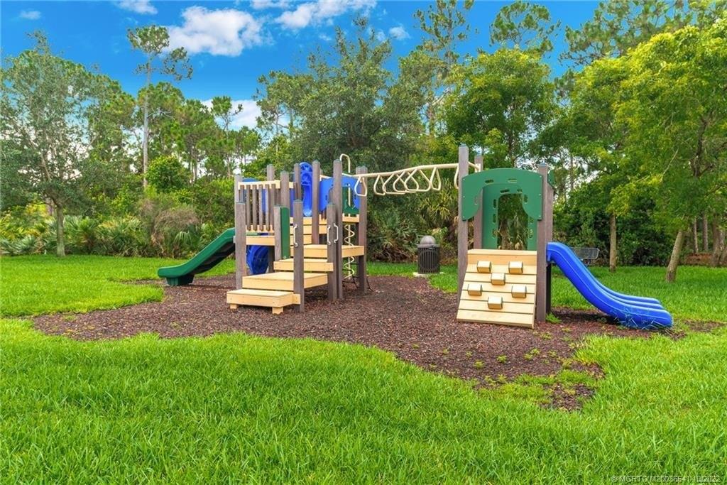 Se Crooked Oak Ave, Hobe Sound, FL 33455