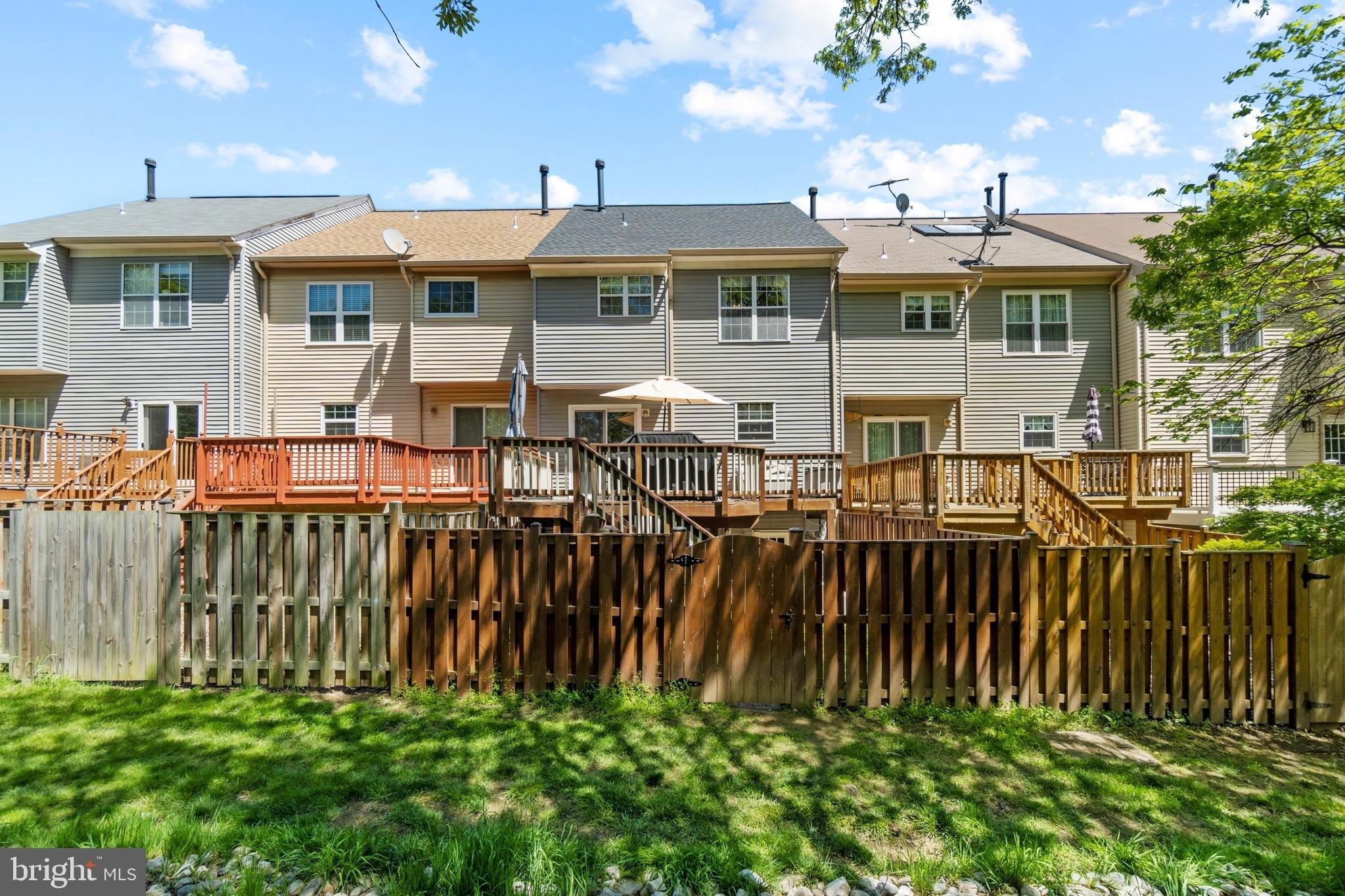 Tall Oaks Sq Se, Leesburg, VA 20175