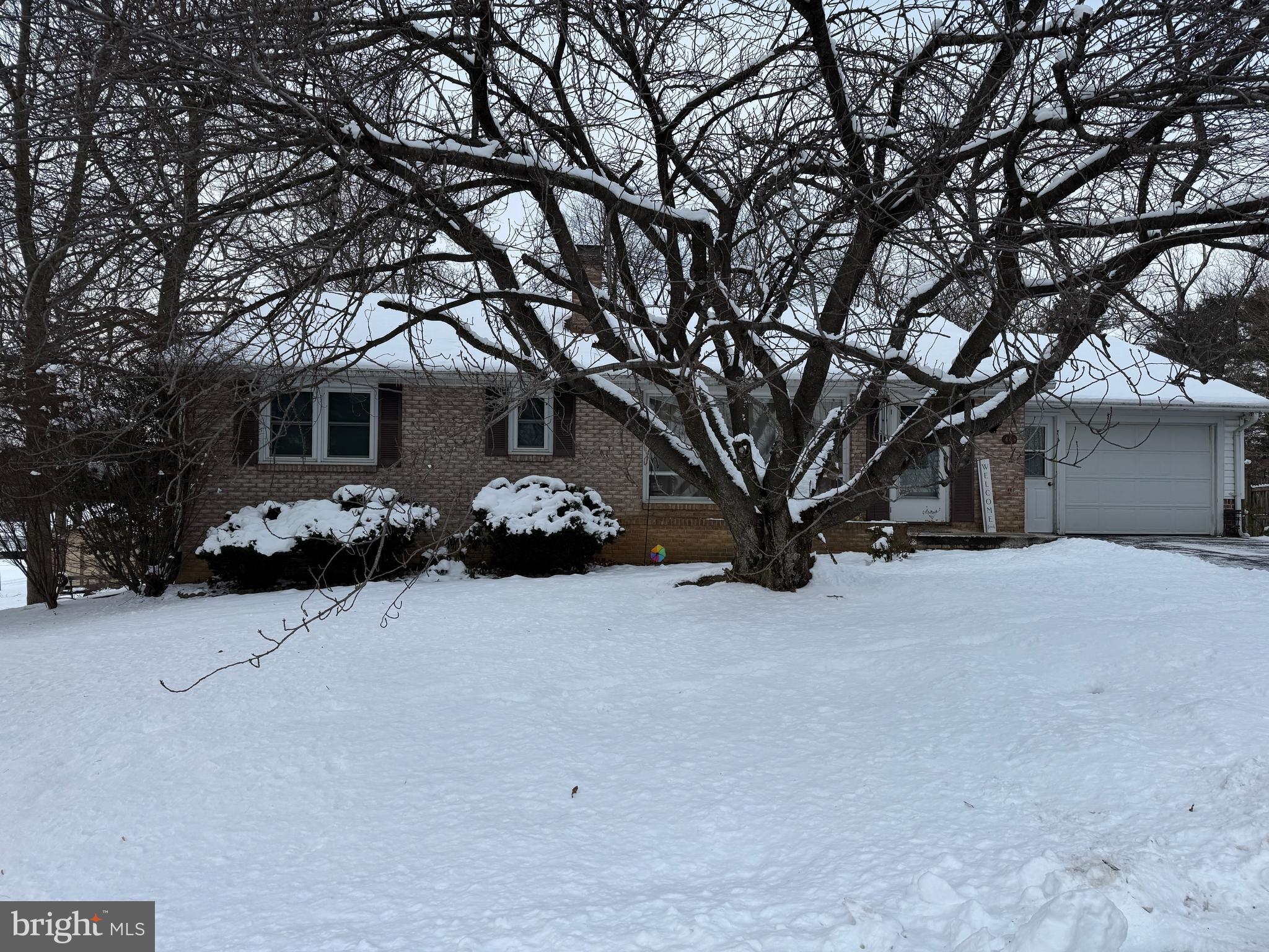 Hickory Ln, Chambersburg, PA 17202