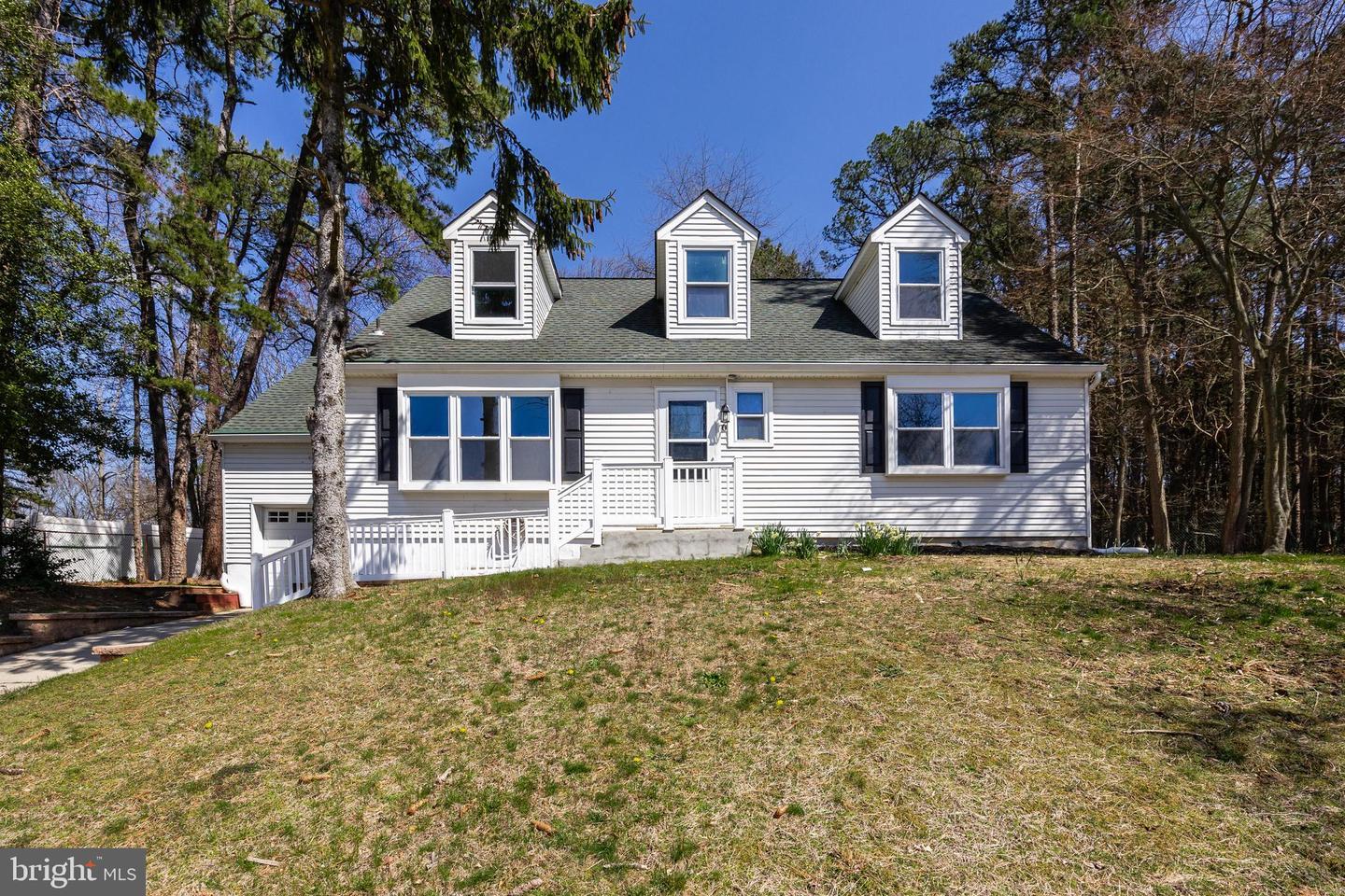 Lisa Dr, Blackwood, NJ 08012