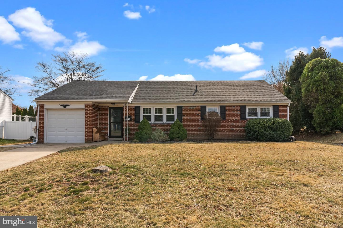 Cooper Dr, Warminster, PA 18974