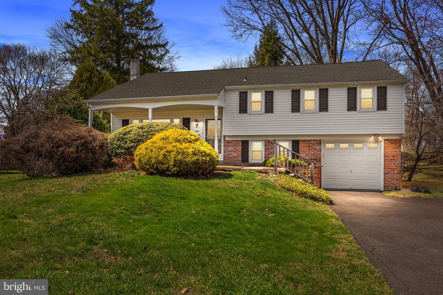 W Maple Dr, Southampton, PA 18966