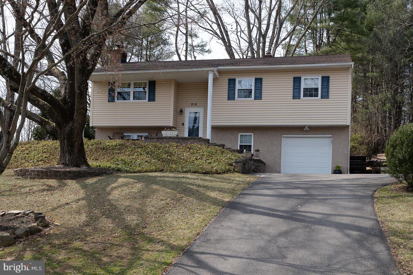 Falcon Ln, West Chester, PA 19382