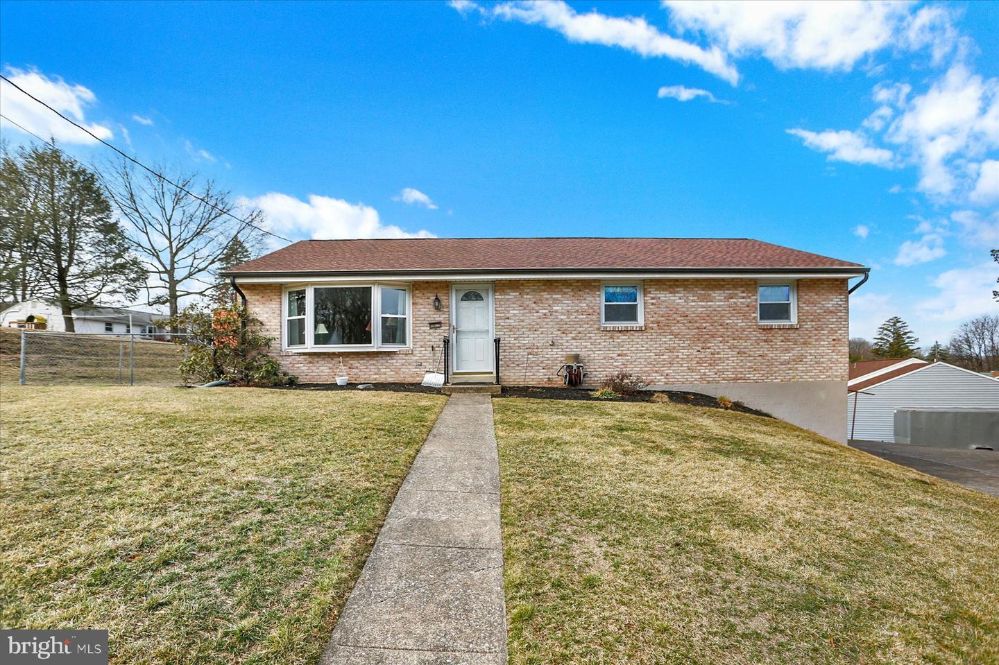 Akron Dr, Harrisburg, PA 17109