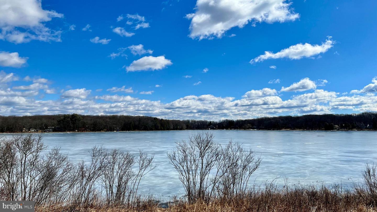 Holiday Dr, Pocono Summit, PA 18346