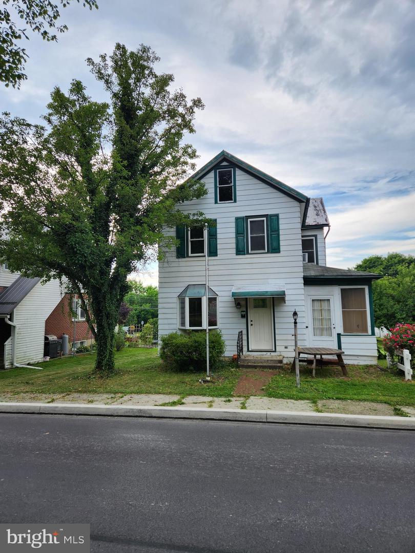 Maple St, Mifflinburg, PA 17844
