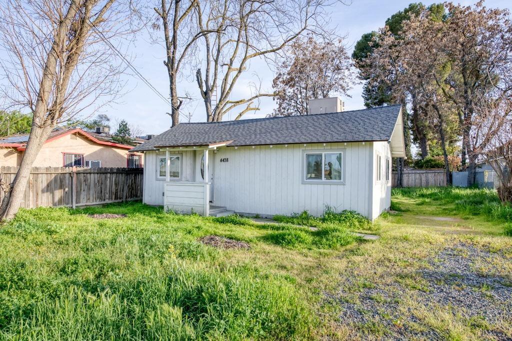E Hammond Ave, Fresno, CA 93703