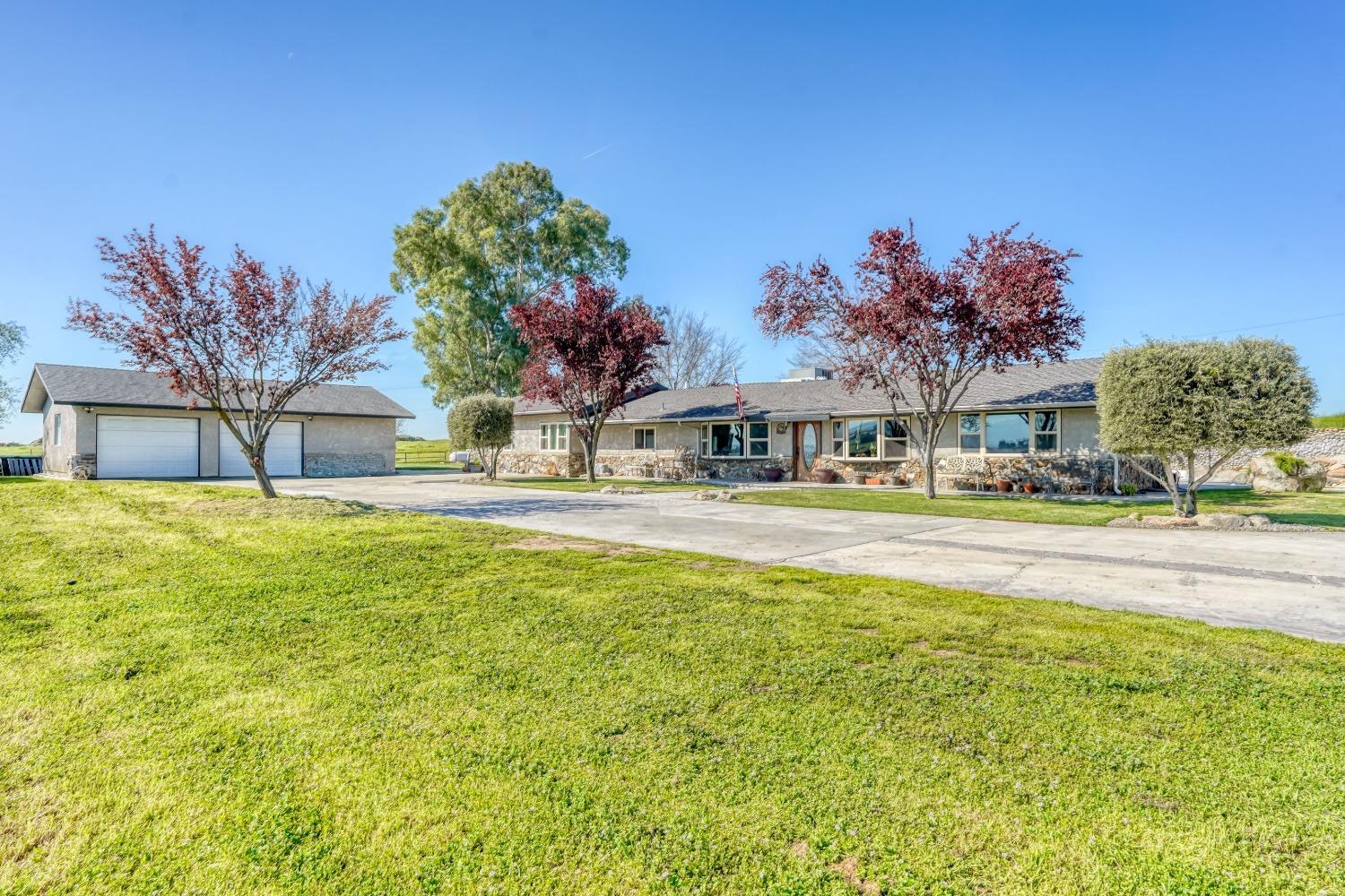N Academy Ave, Clovis, CA 93619