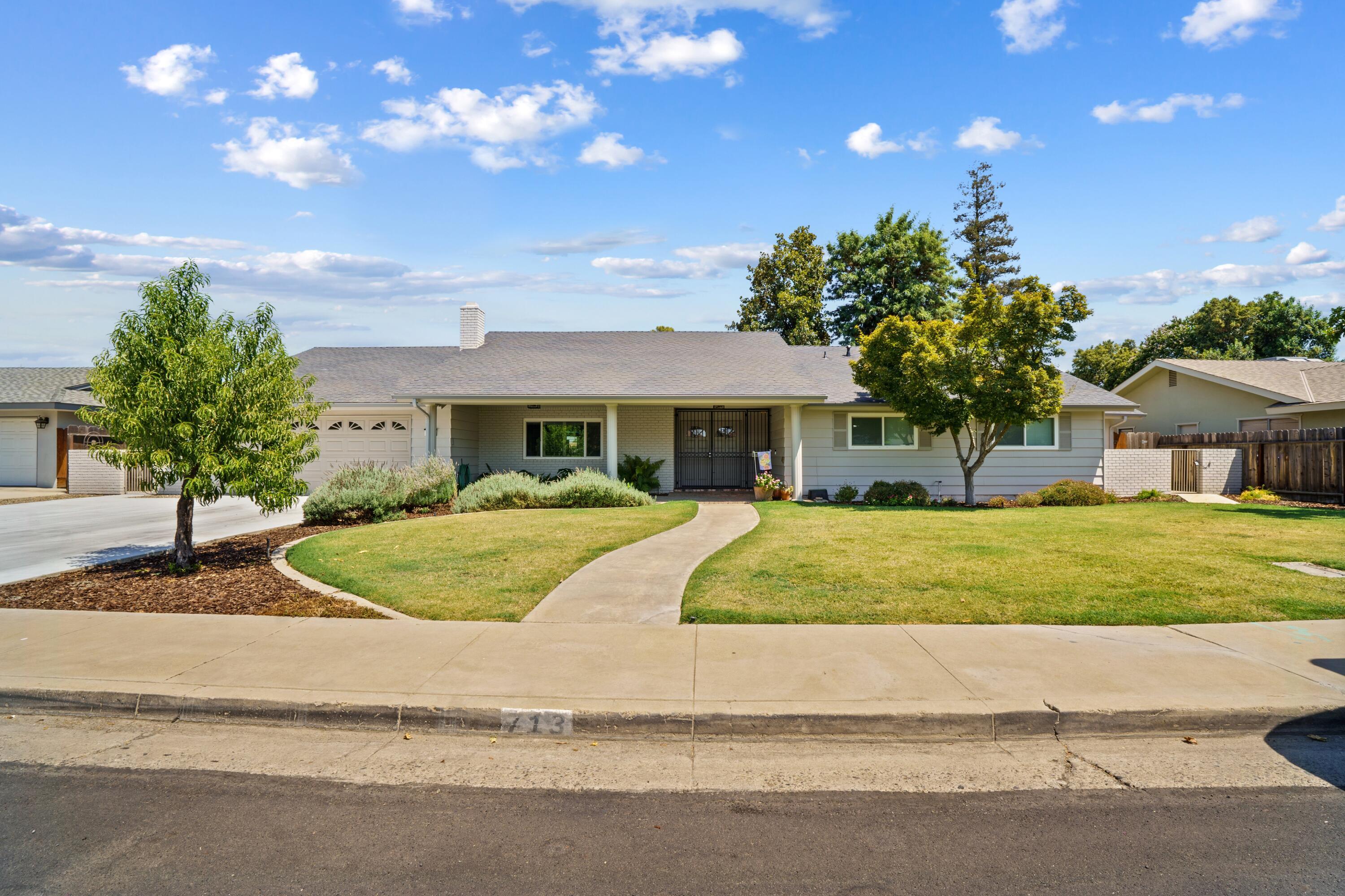 W Pine St, Exeter, CA 93221