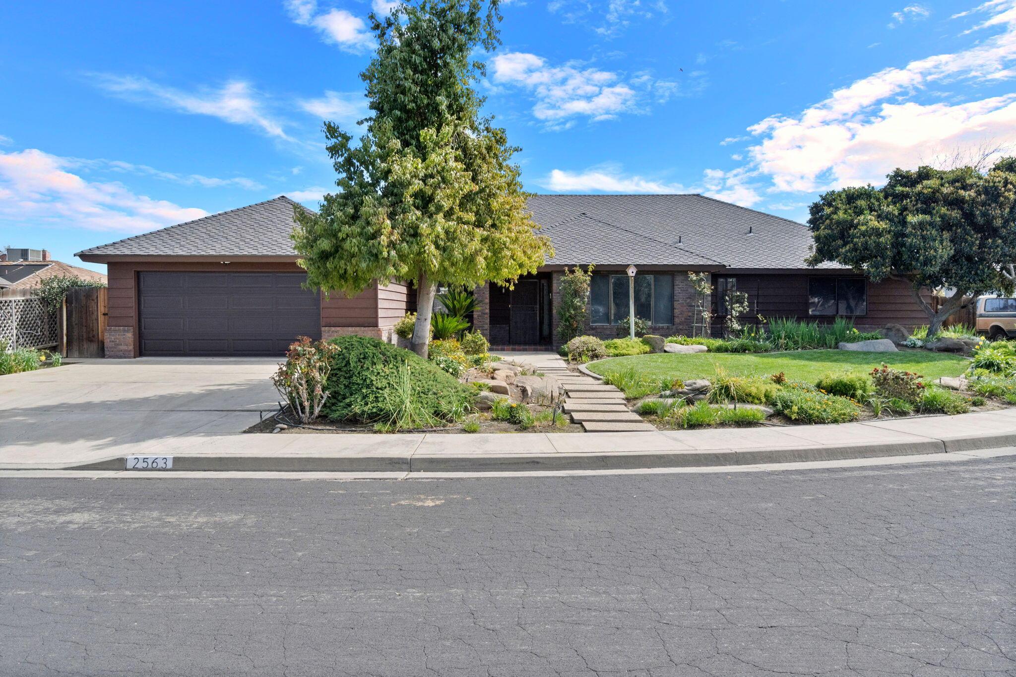 Spruce Ct, Hanford, CA 93230