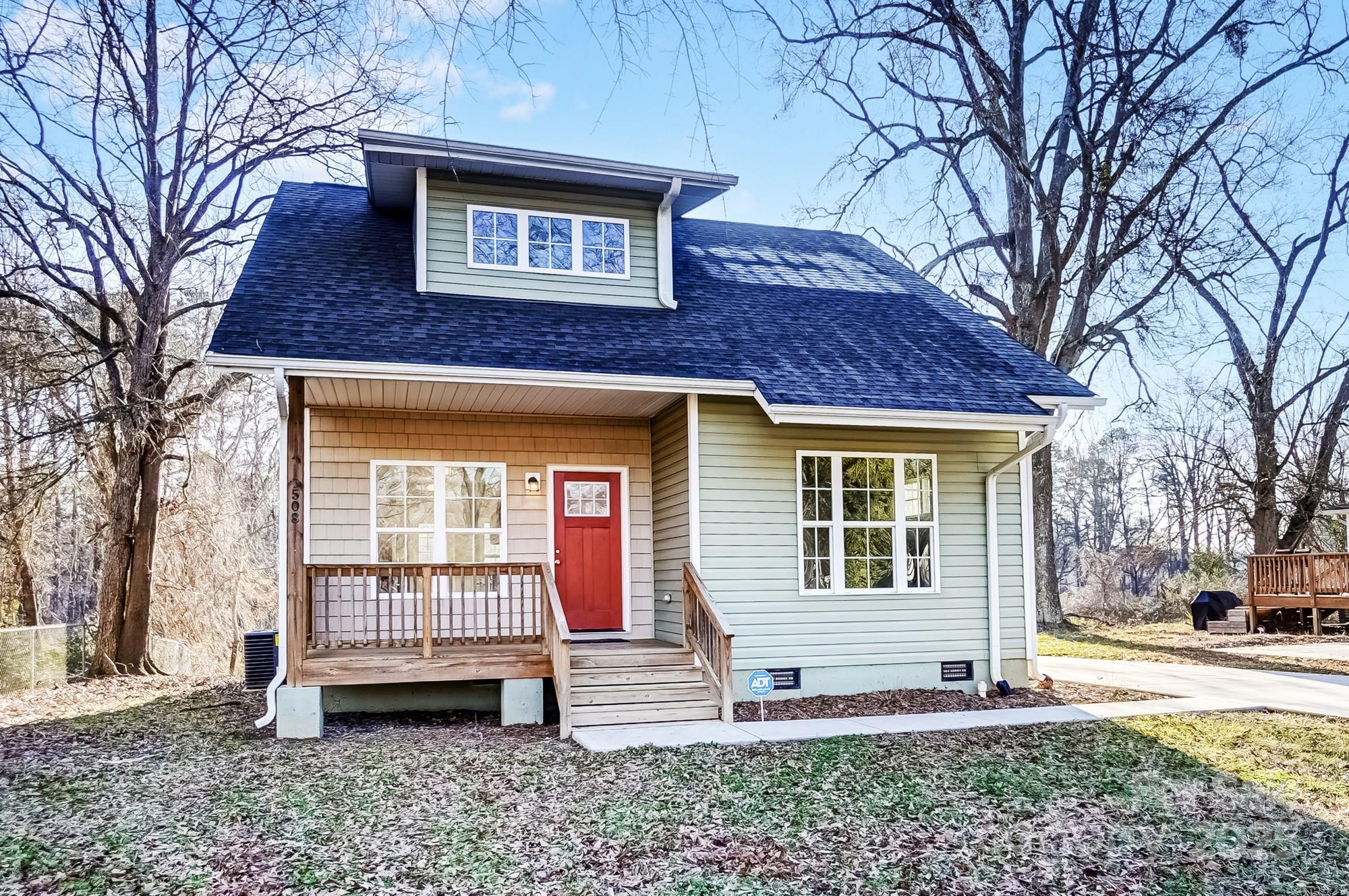 N Hill St, Dallas, NC 28034
