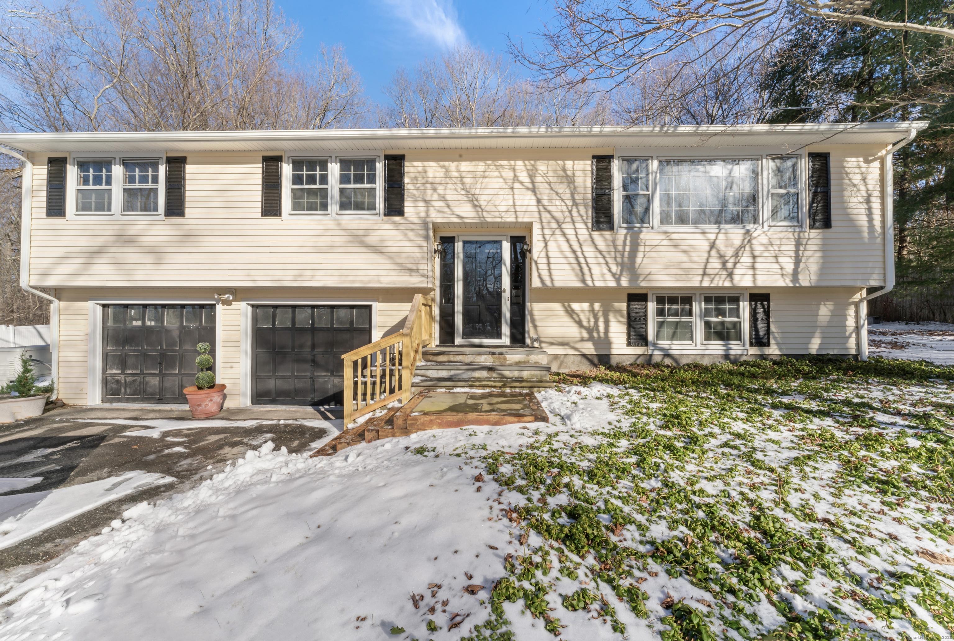 Fox Run Ln S, Newtown, CT 06470