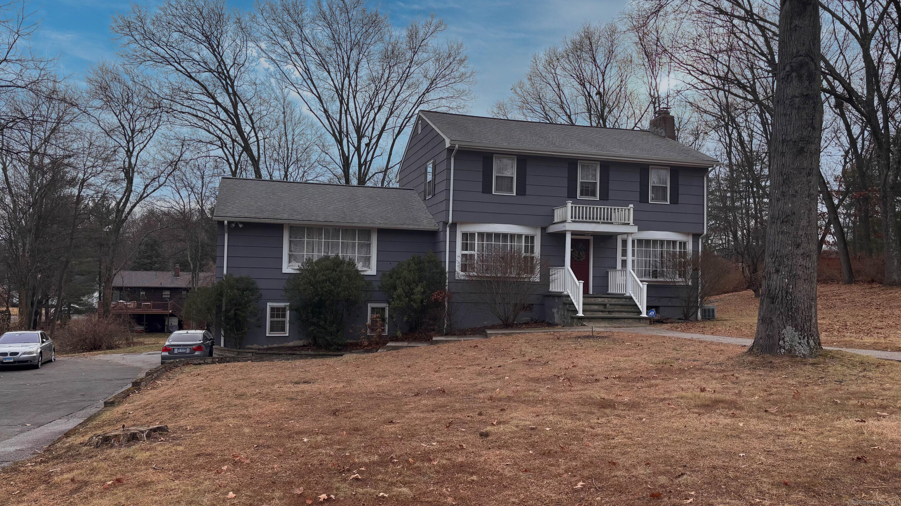 Horseshoe Dr, Trumbull, CT 06611