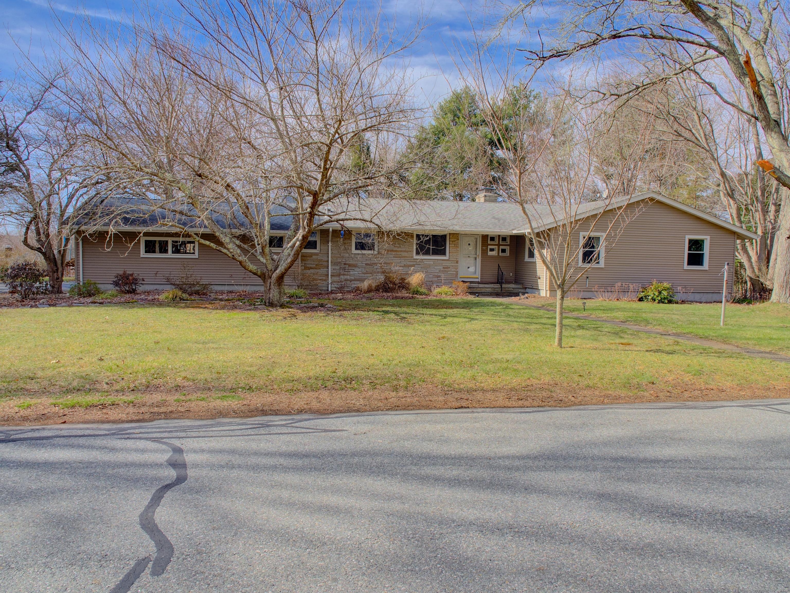 Woodridge Cir, Gales Ferry, CT 06335