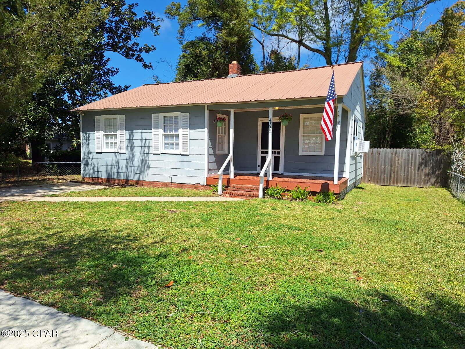 Wilton St, Marianna, FL 32446