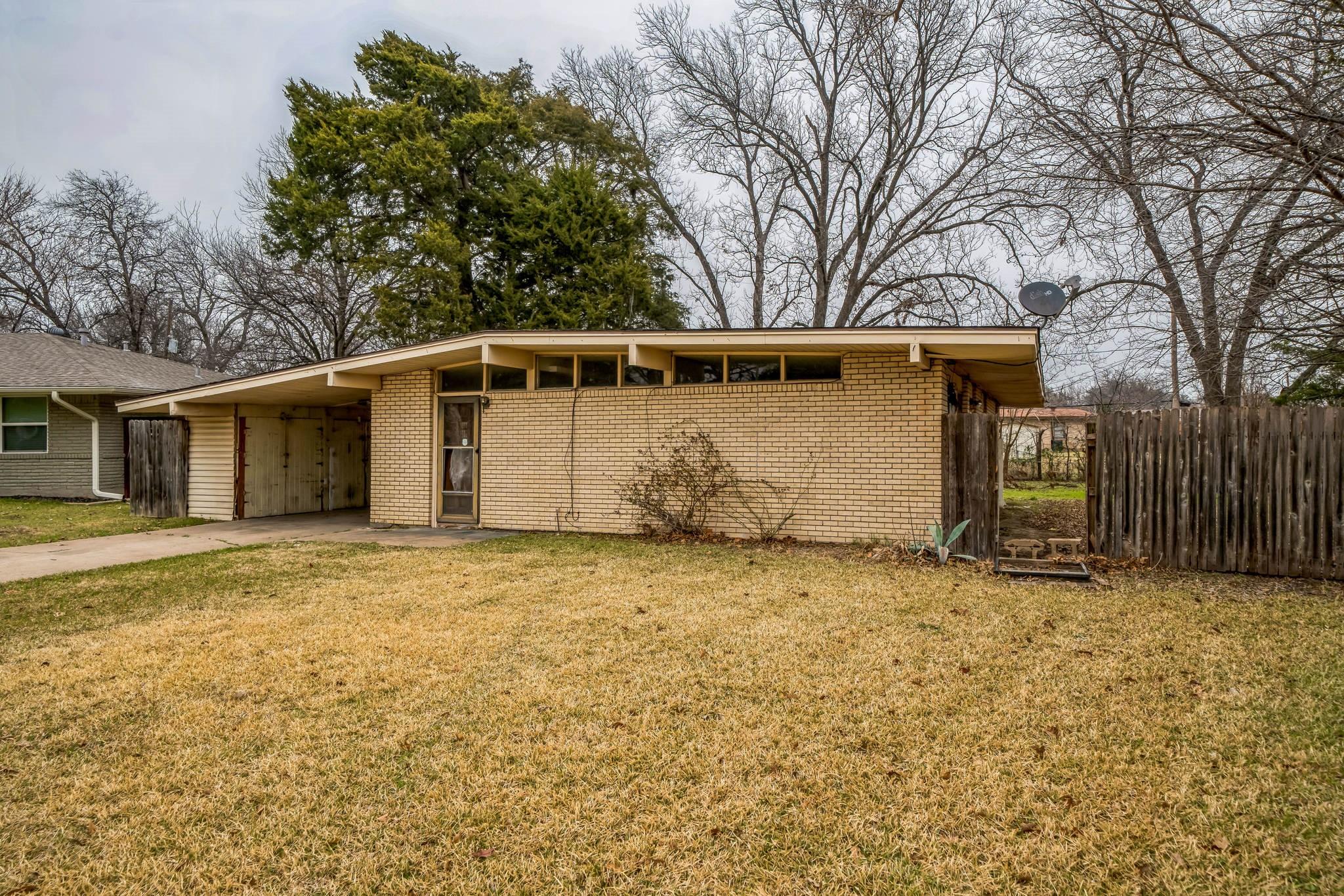 Harriett St, Arlington, TX 76010