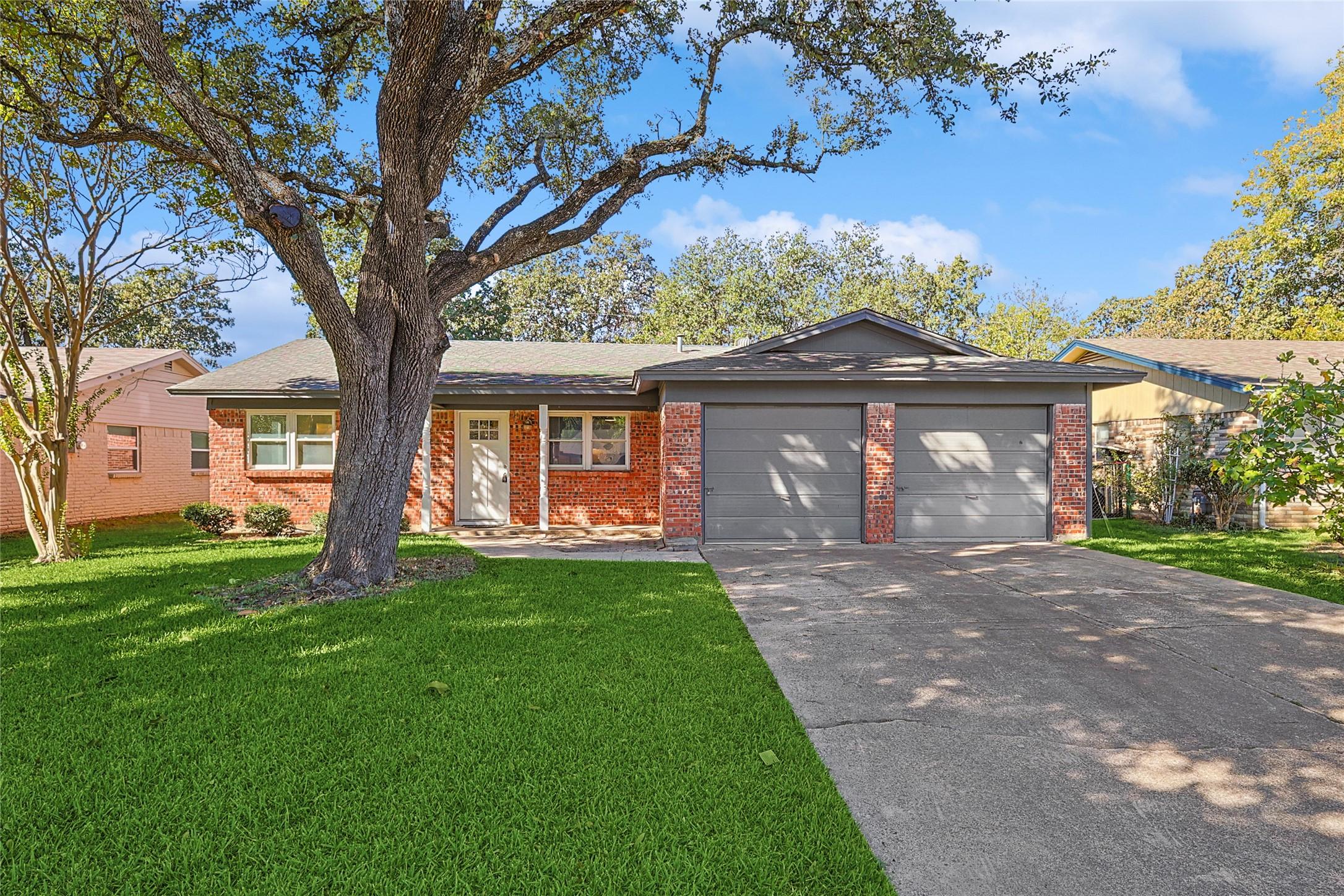Livingston Dr, Hurst, TX 76053