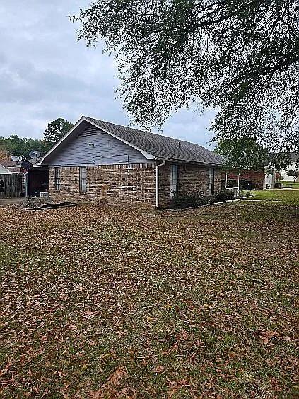 Hidalgo Cir, Wake Village, TX 75501