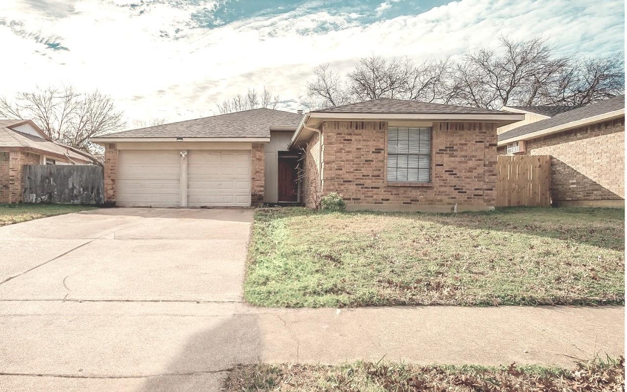 Caprock Dr, Arlington, TX 76018