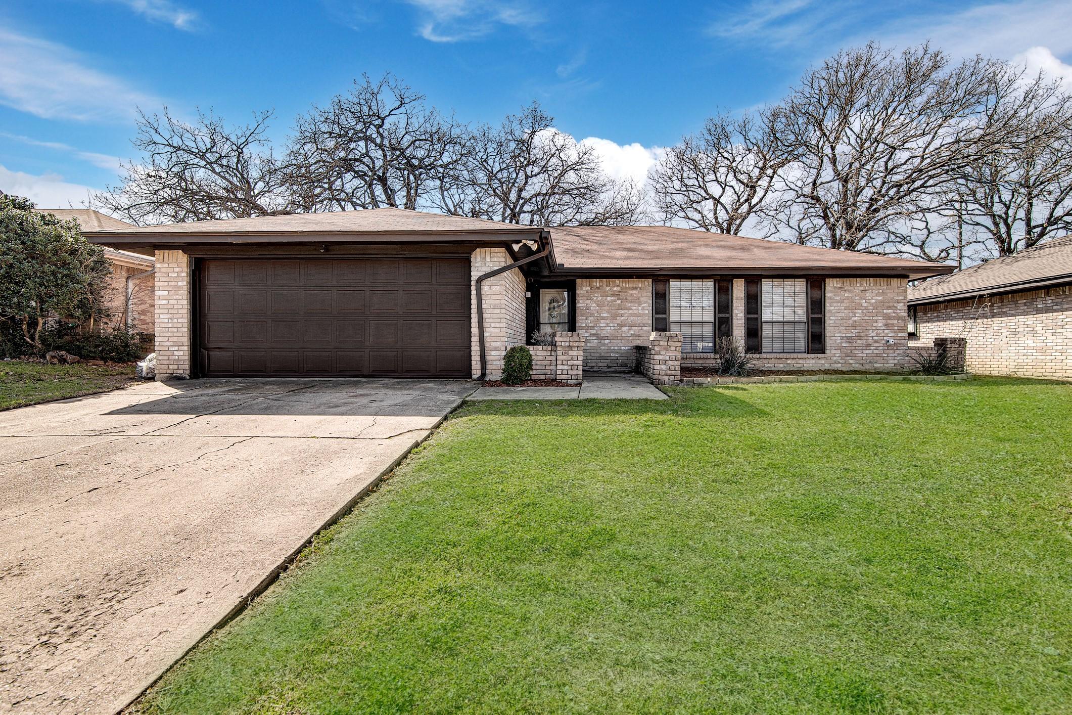 Chapel Downs Dr, Arlington, TX 76017