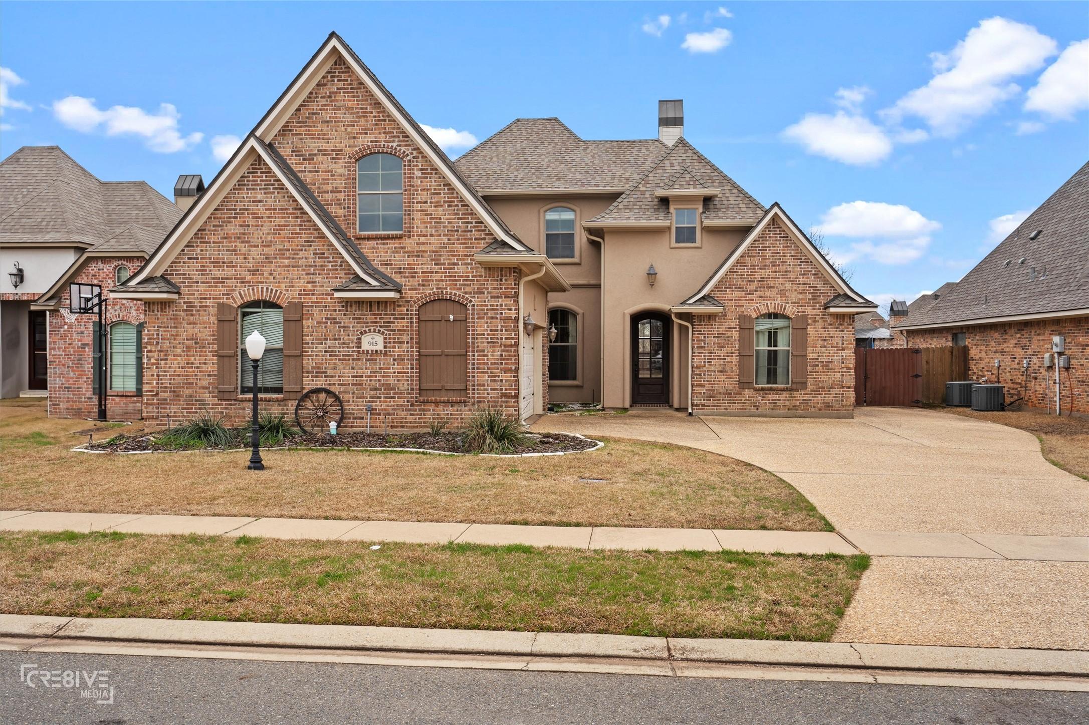 Royal Cir, Bossier City, LA 71111
