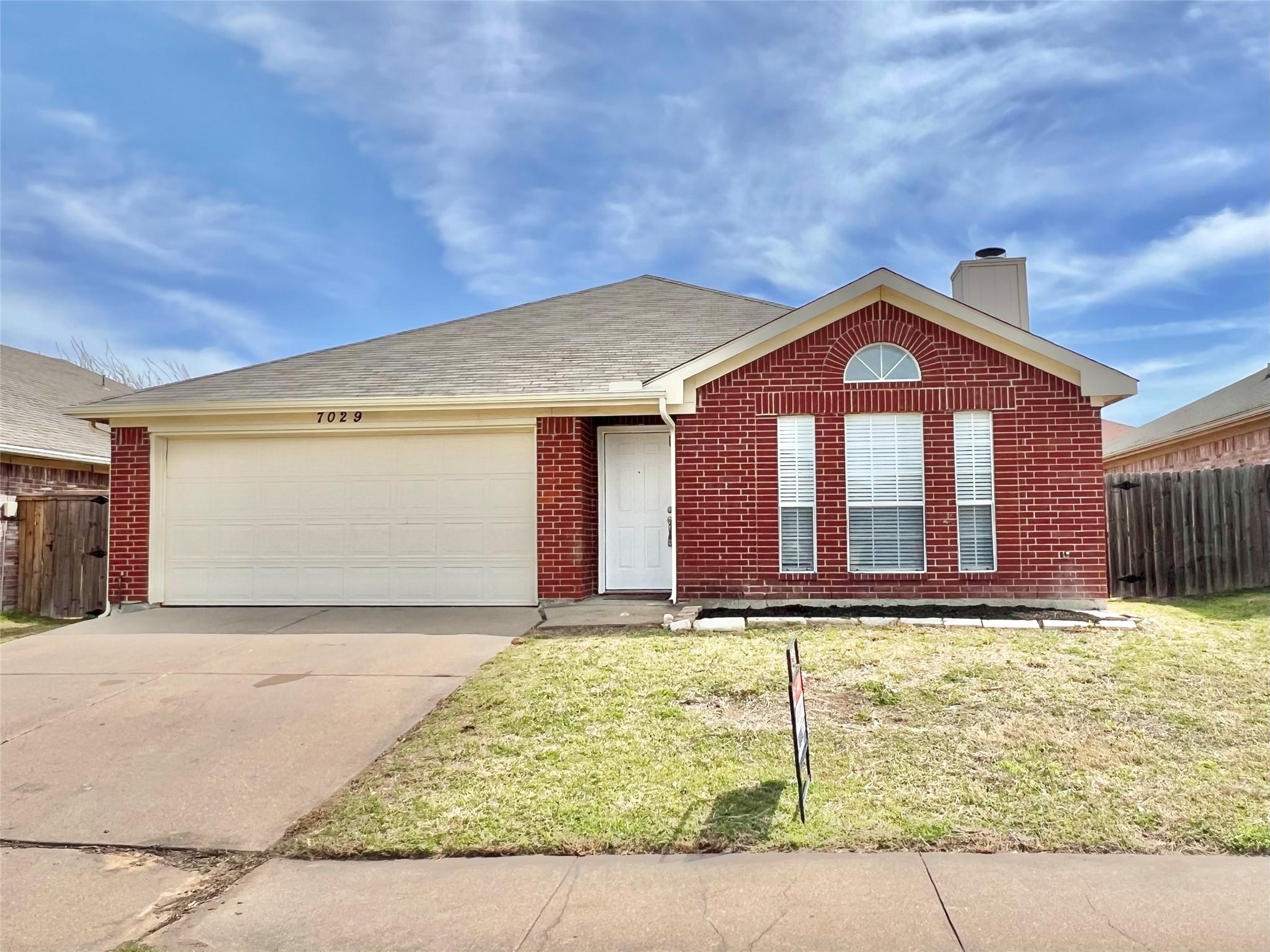 Stetter Dr, Arlington, TX 76001