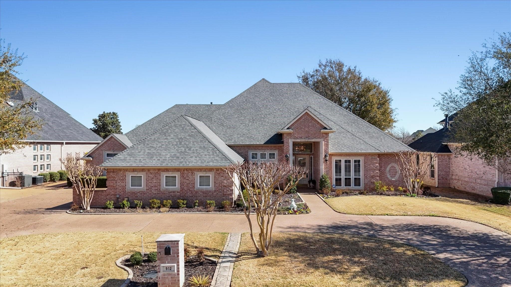Amanda Dr, Mansfield, TX 76063